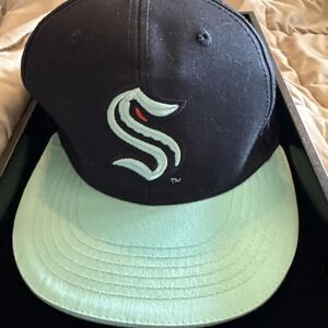 Seattle Kraken NGL Snap Back Promotional Cap Coors Light NWOT Flat Bill 3979